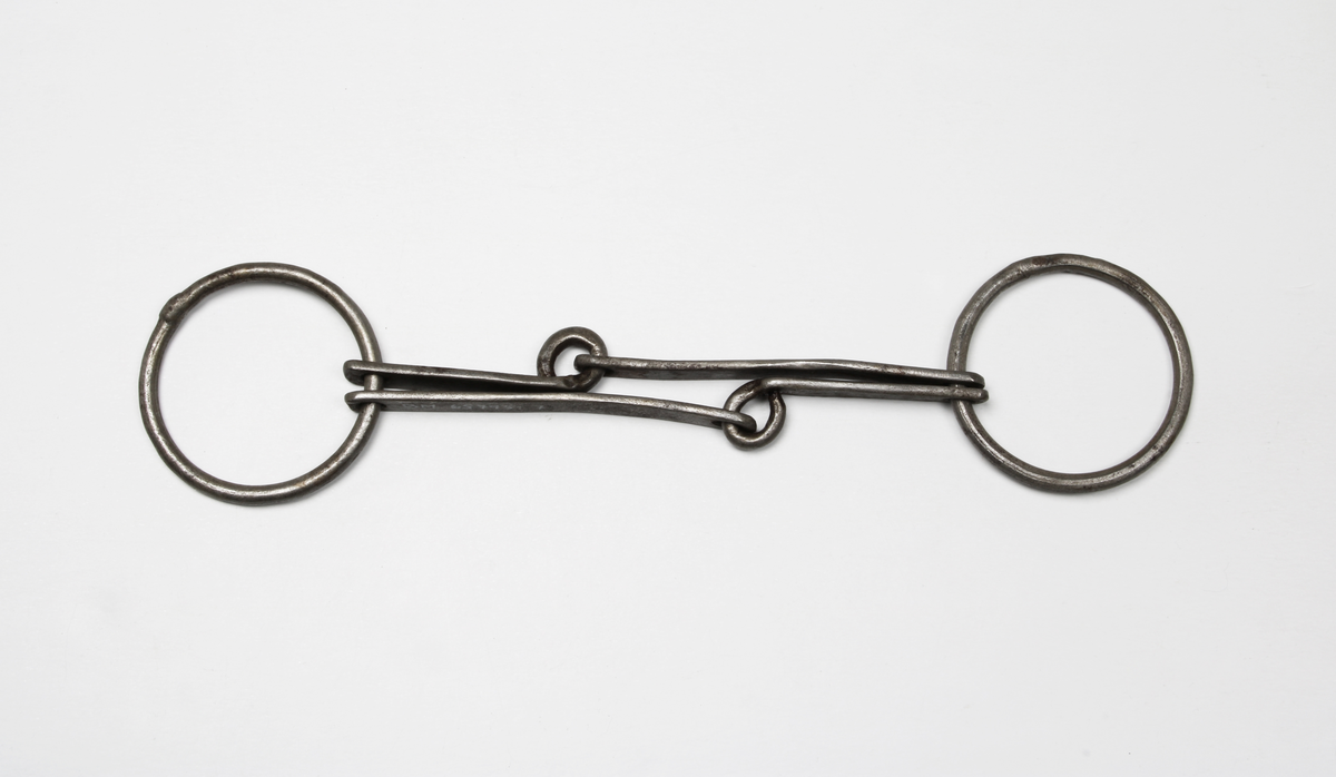 Dubbla tvådelade bett ihopsatta med tygelringar.