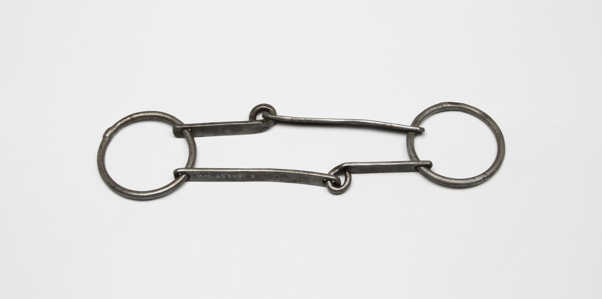 Dubbla tvådelade bett ihopsatta med tygelringar.