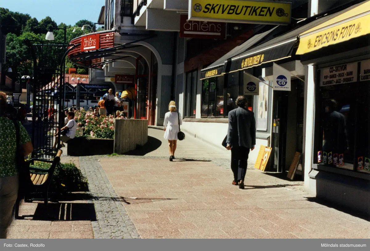 Gågatan Brogatan i Mölndals centrum i juli 1998. Närmast ses Elof Ericsons Foto samt Åhléns. Lite längre upp Sahlins terrass vid Storgatan.