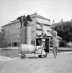 Sorglöshet på bild. Lekande barn på Vasatorget i Linköping 1960. I bakgrunden Ivar Johnssons skulptur Människan och hans genius.