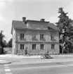 Sommaren 1978 stod det ännu kvar på sin ursprungliga plats och skulle så göra ännu ett par år. Handlare Johan August Larssons hus kom det att kallas på sin kommande plats i Gamla Linköping. Uppfört 1862 invid Magasinstorget.