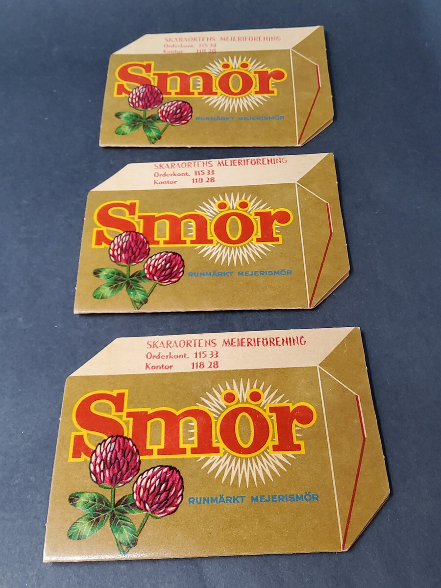 Nålbrev, 3 st, utformade som ett platt smörpaket, på insidan nålar samt nålpåträdare. Text: Skaraortens mejeriförening.