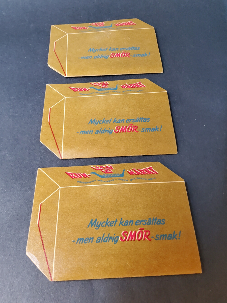 Nålbrev, 3 st, utformade som ett platt smörpaket, på insidan nålar samt nålpåträdare. Text: Skaraortens mejeriförening.