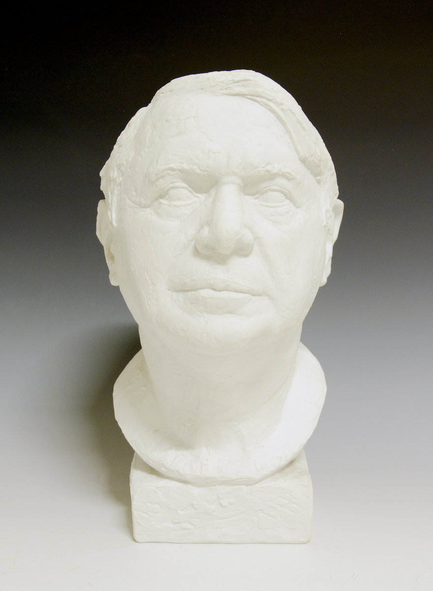 Byste av mann. Uglasert uten noe merke.