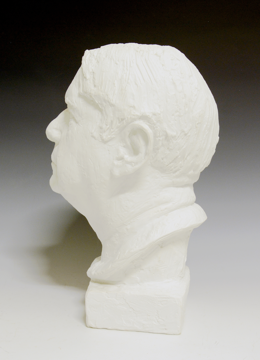 Byste av mann. Uglasert uten noe merke.