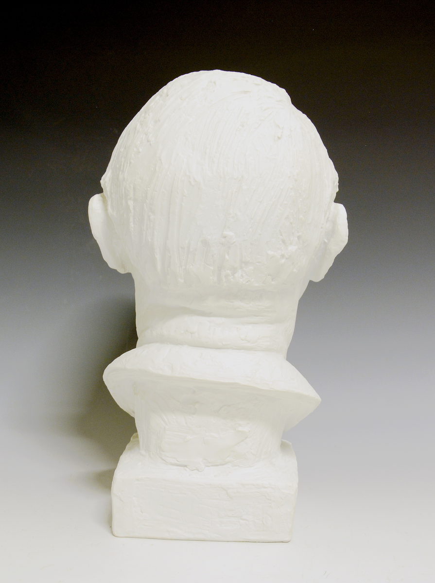 Byste av mann. Uglasert uten noe merke.