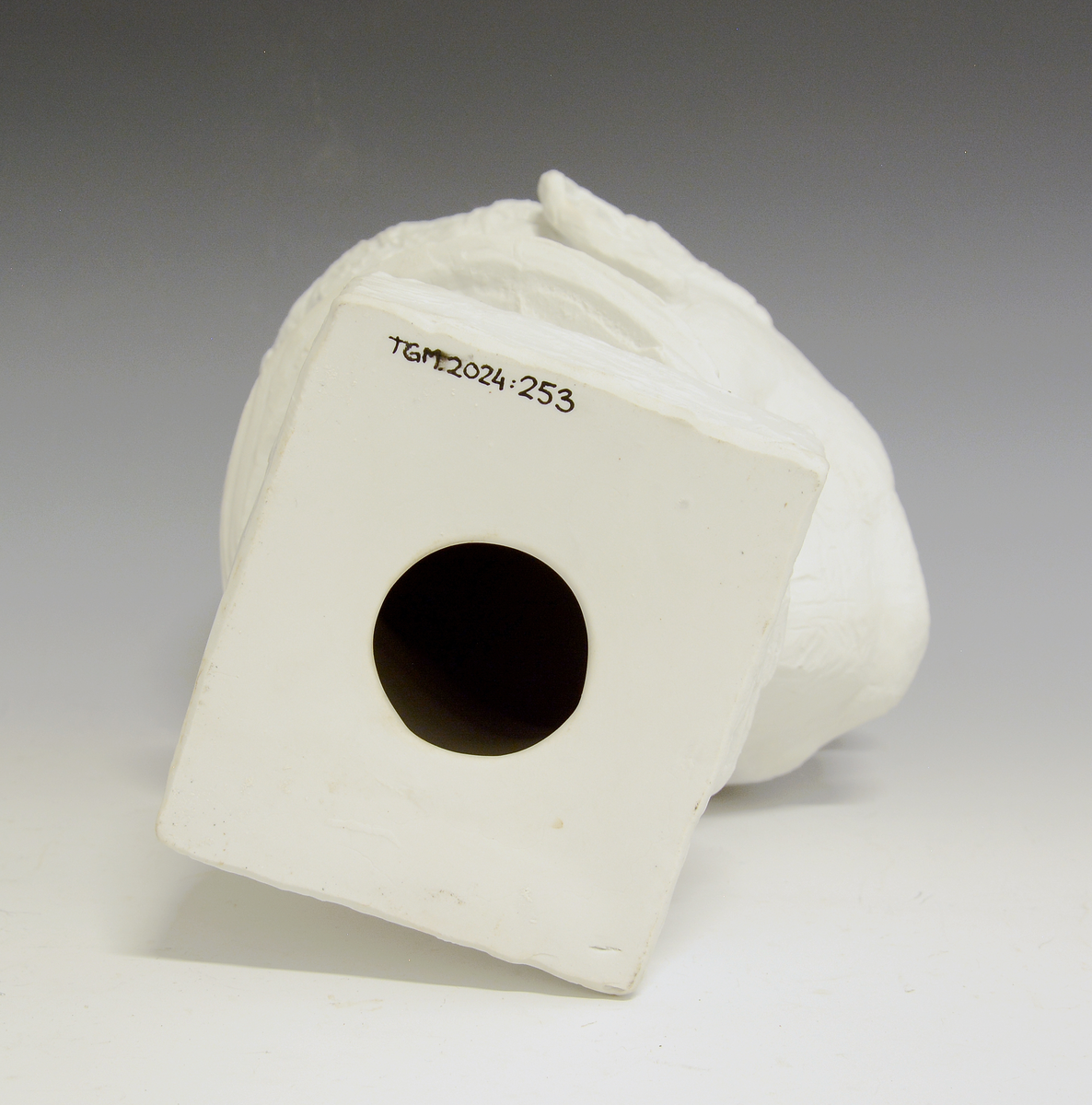 Byste av mann. Uglasert uten noe merke.