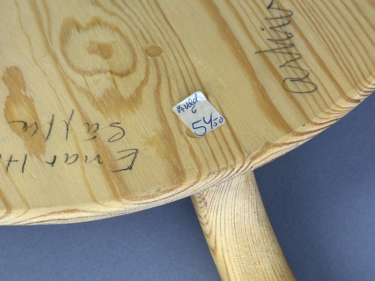 Runt brödfat av trä, med ett vinklat handtag.