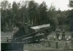 Som korpral på 2.kompaniet, Ing 1, sommaren 1936. Försök med stridsvagnshinder på Järvafältet. Stridsvagn m/1921. Hindret placeras så att stridsvagnen måste köra långsamt.