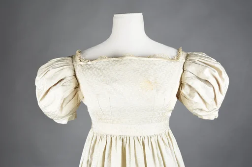 Fra stoff til snitt: En empirekjole i detalj