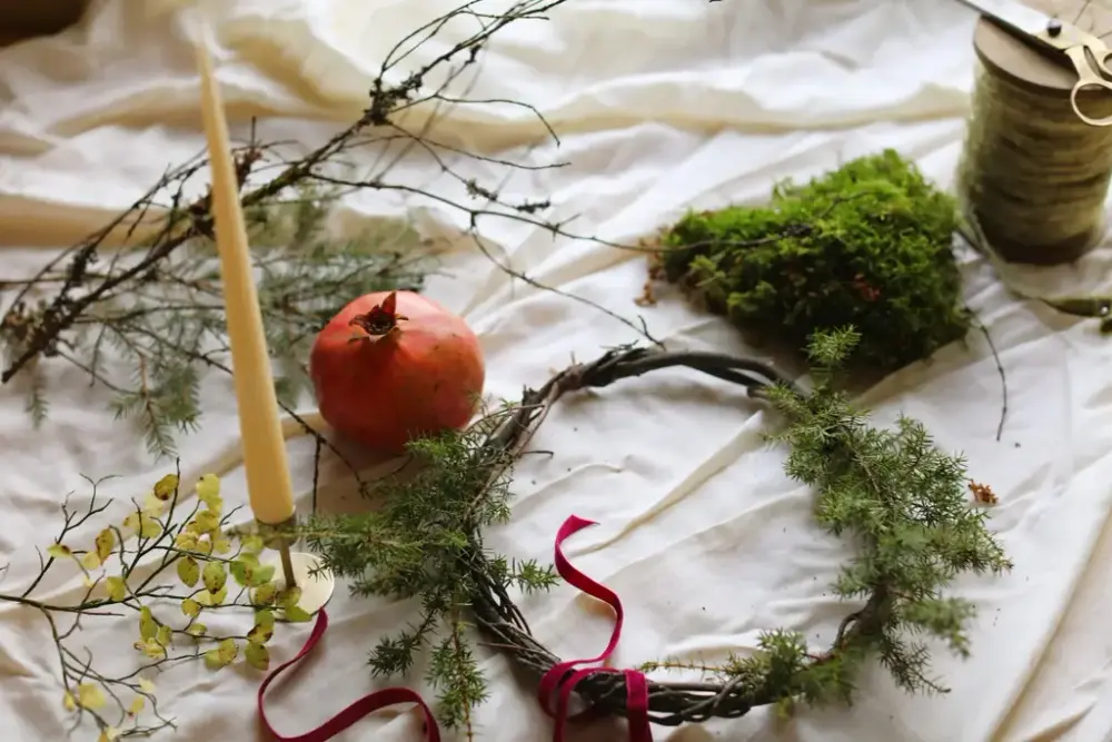 Foto av ulike naturmaterialer til julekrans på en hvit duk.