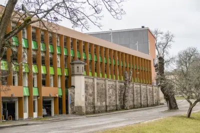 Ett parkeringshus  med fängslande historia