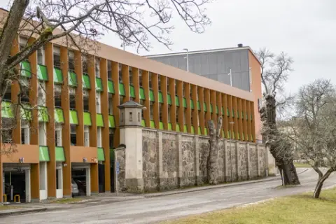 Ett parkeringshus  med fängslande historia