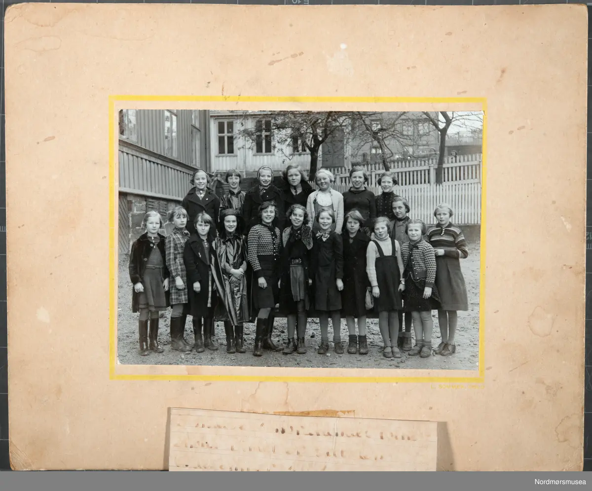 Påskrift: "11-12 år 5te klasse 6 desember 1938." Samlingen er gitt av Kristiansund skolemuseum/Kristiansund kommune.