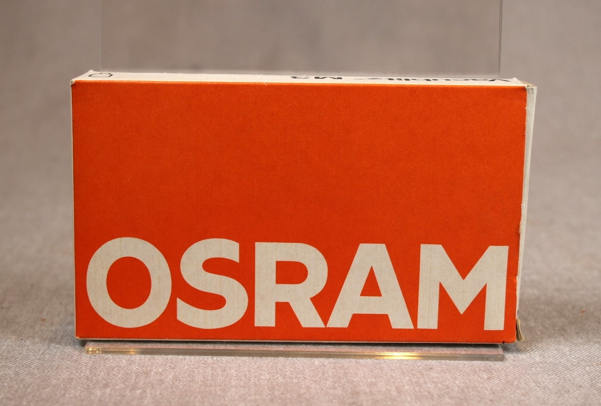 Pappeske med Osram blitzpærer, type Vacublitz M3. Pakken er åpnet og inneholder 5 pærer. Baksiden av pakken viser en rekke sjemaer med bruksområder og advarseler.