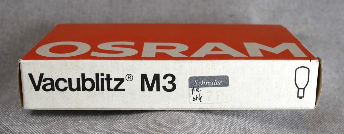 Pappeske med Osram blitzpærer, type Vacublitz M3. Pakken er åpnet og inneholder 5 pærer. Baksiden av pakken viser en rekke sjemaer med bruksområder og advarseler.