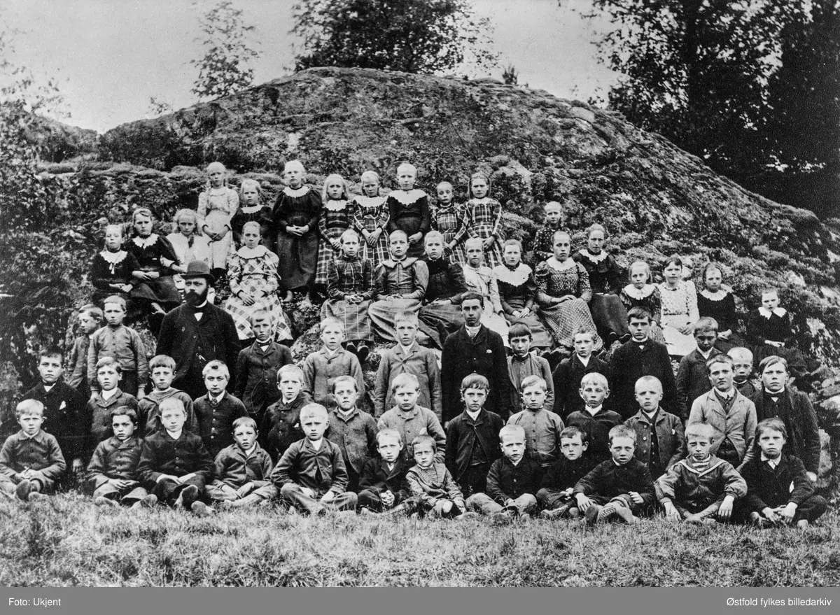 Skole i Varteig 1894. Lærer er trolig P. A. Njøsen, også kirkesanger. Født i Gaular i Sunnfjord. I 1895 flyttet han til Borge, var lærer og kirkesanger der og. Mangeårig formann i skolestyret. Skrev bok om Borge og Torsnes (kulturhistorisk). Tre søsken Kingsrød er med på bildet. Se egen navneliste med plassering.