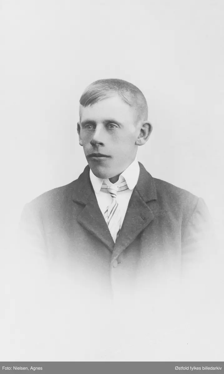 Portrett av Hans Dueholen fra Varteig. Var gårdbruker og lensearbeider. Dreiv Dueholen gård.