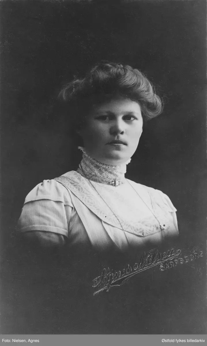 Portrett av Kristine Brende (1889-1924/25), datter til Anne og Kristian Brende. Søster til Karl Brende.