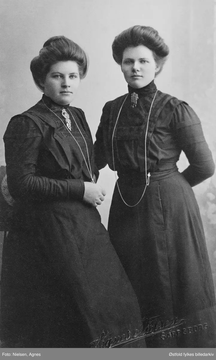 Søstrene Karoline og Elise Snoppestad hos fotografen. Karoline var gift med Arnt Lunde. Elise F.1893 gift med Erik Lunde. Begge ble gift Lunde og de var gårdbrukerkoner.