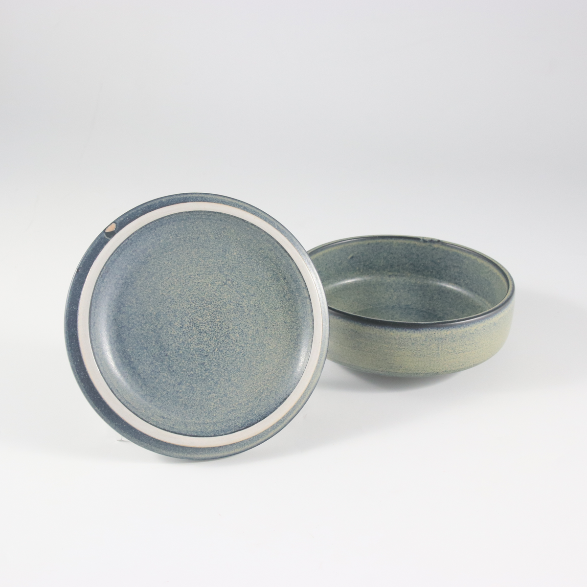 Gunnar Nylund, lockask, drejat stengods, gröngul glasyr. Rörstrands porslinfabrik, 1940-talet.