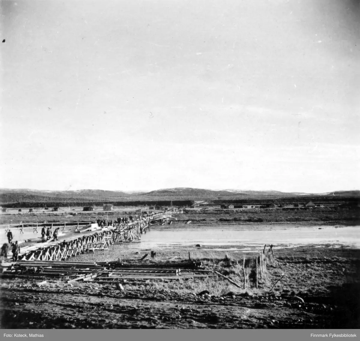 Tyske ingeniørtropper bygger broen "Prinz Eugen Brücke" over Petsamojoki.