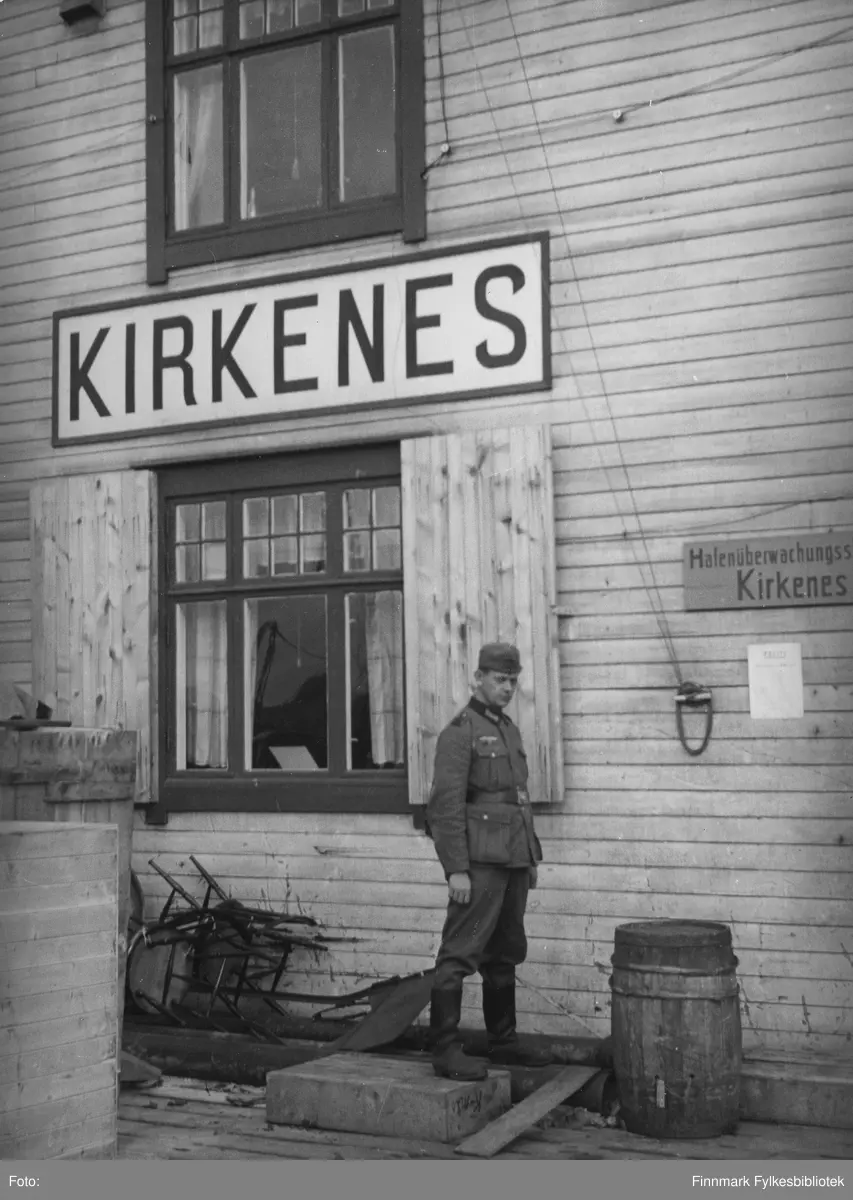 Tysk soldat foran den tyske havnevaktens kontor (Hafenüberwachungsstelle Kirkenes) på ekspedisjonskaien.
