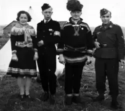 Nordsamisk kvinne og mann med en ung gutt i hirduniform foto