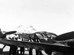 Parkert tysk Messerchmitt Bf 109F med våpeninspektør Hein og