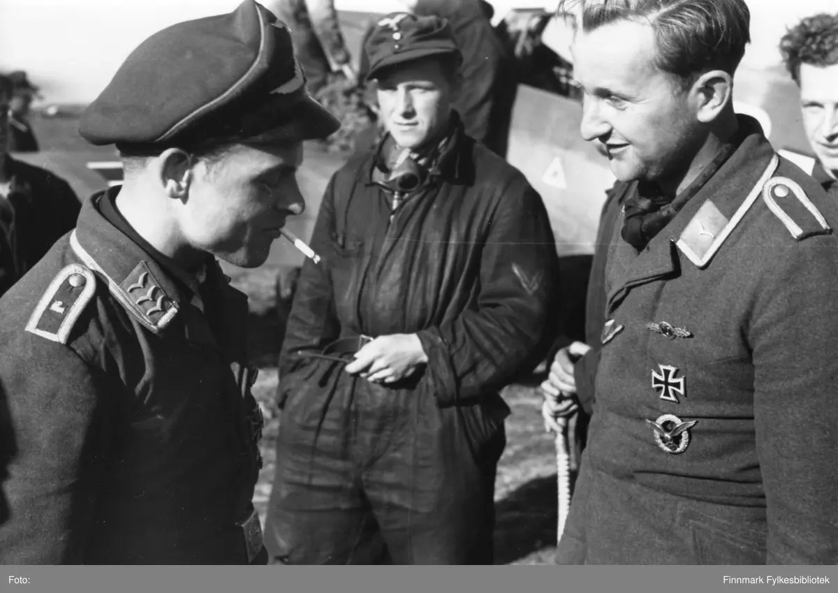 Sersjantene Rudolf Müller (til venstre) og Hans Döbrich i samtale ...