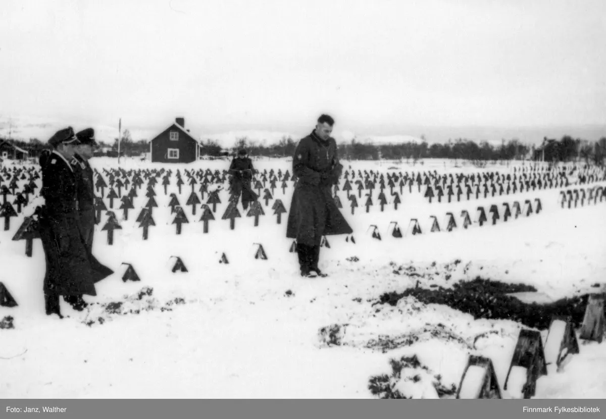 Feltprest forretter under begravelse av fenrik Gerd Grosse-Brauckmann ...