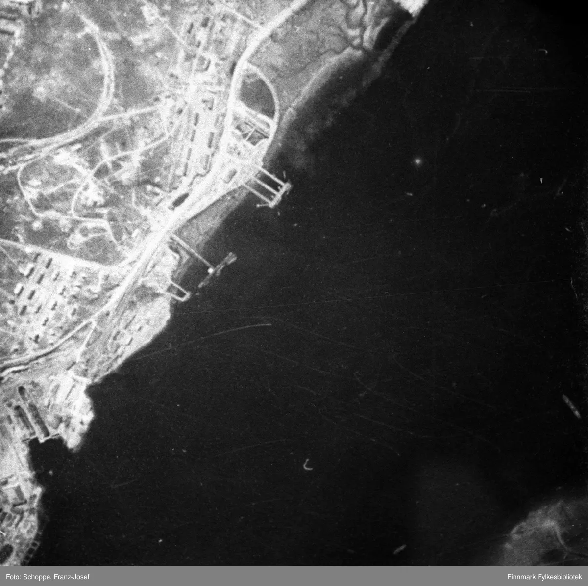 Murmansk havn bombes av Junkers Ju 87 Stuka fra 12. skvadron av ...