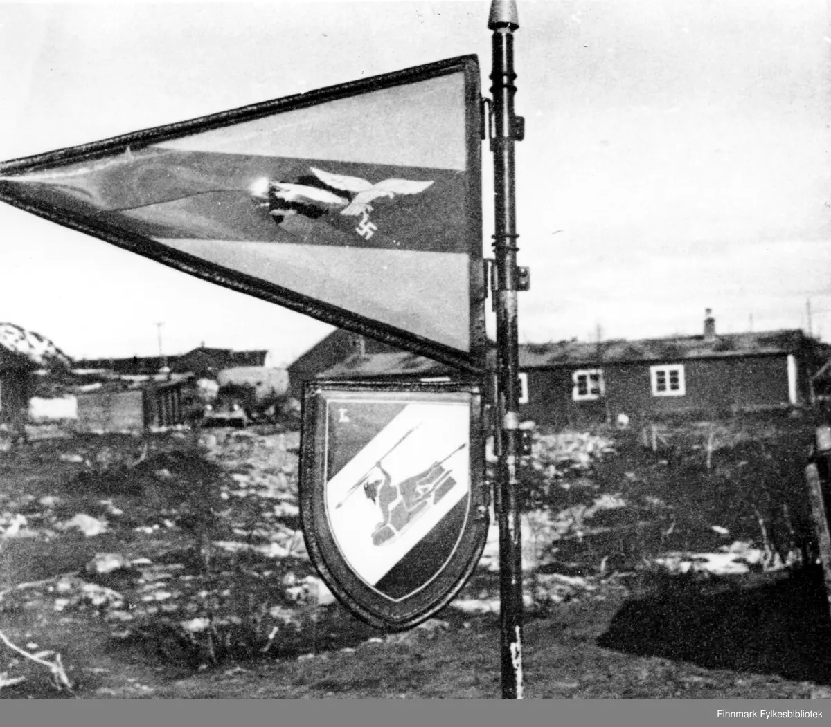 Gruppenvimpel for 1. gruppe og våpenskjold for stupbombeving 5 (I./SG 5) i ved Stukaleiren.

Skjoldets bakgrunn med tre diagonale fargefelt taler for et våpenskjold brukt av en stabsenhet, da lignende kan sees på andre emblemer tilhørende Luftwaffes stabsforband, og det kan også ses brukt på fly. 