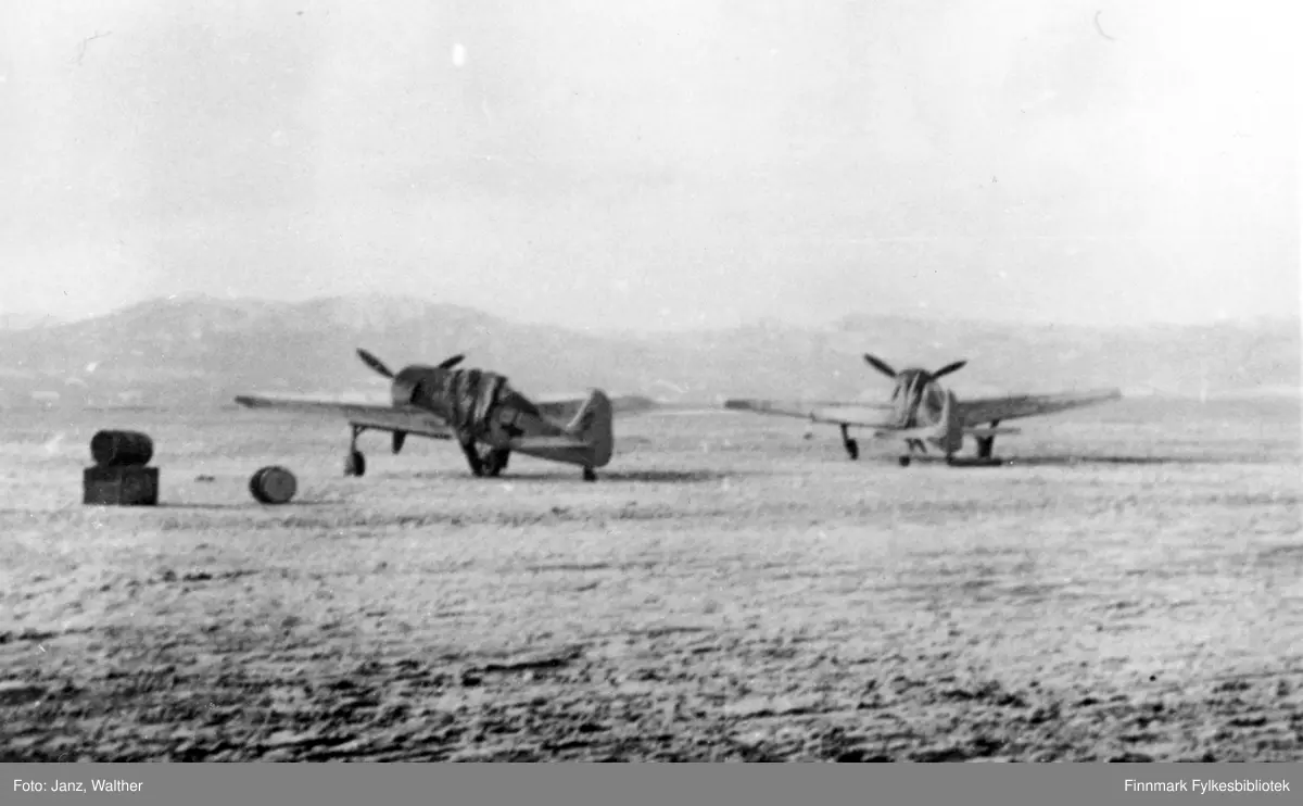 To Focke-Wulf Fw 190A-3 ved 14. skvadron av 5. jagerving (14.(J)/JG 5 ...
