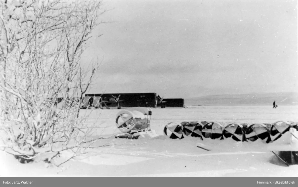Luostari flyplass i dekke av nysnø. I forgrunnen bomber for 14 ...