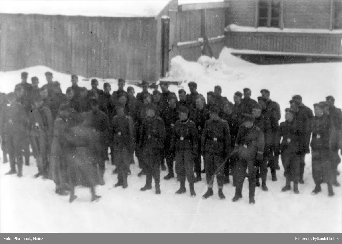 Oppstilling av 5. kompani av SS-bataljon "Kirkenes" (5./SS-"K") i skolegården ved Vardø folkeskole.