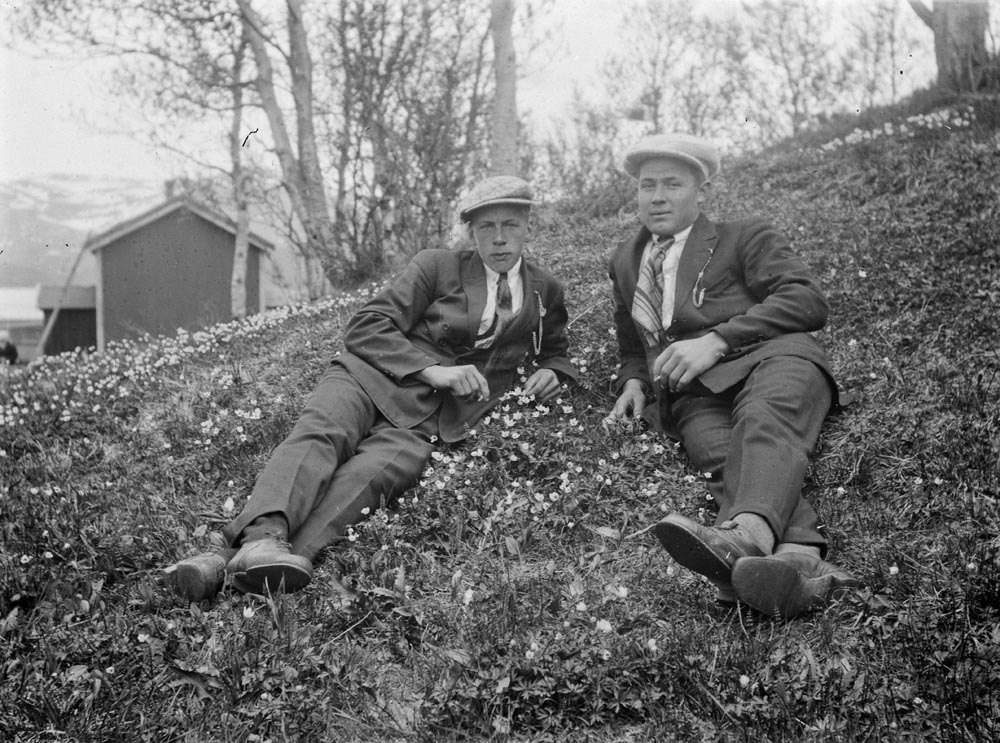 Leirfjord. To ukjente menn fotografert ute i hvitveisbakken. Mannen til høyre kan være Hans Hansen. Bygning i bakgrunnen.