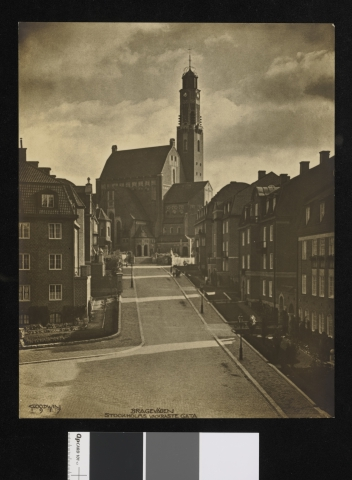 En bred gate med bygårder på hver side. I bakgrunnen er Ëngelbrektskyrkan, tegnet av arkitekt L.I. Wahlman etter konkurranse i 1906, og oppført 1909.