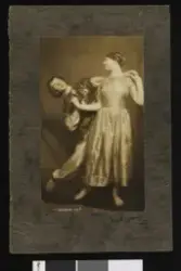 Portrett av et par i samspill iført kostyme.