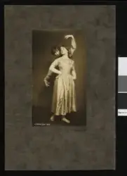 Portrett av et par i samspill iført kostyme.