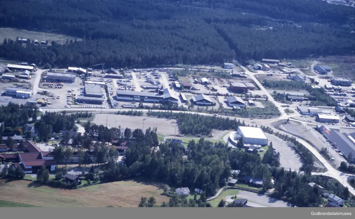 Flyfoto Vinstra, Industriområde