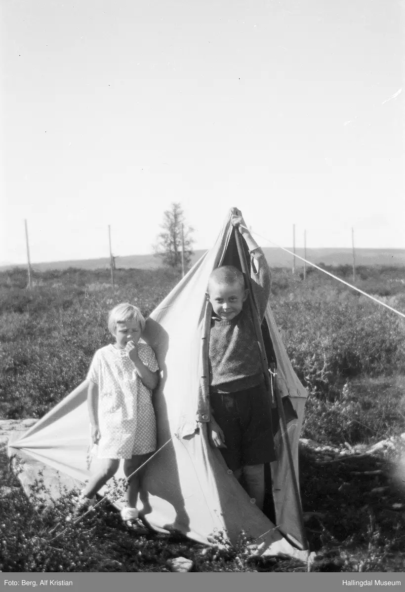 På telttur. Ingrid og Kåre Berg.