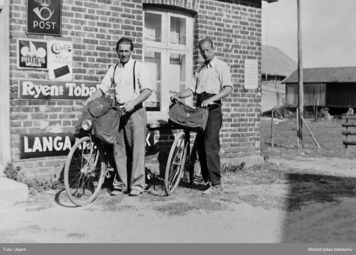 Fra postkontoret i Varteig gamle meieri, ca. 1945-52. Fra venstre Ragnar Sundås (som hadde postrute Ovaskogs) og Henrik Sælid (som hadde postrute  fra Sarpsborg til poståpneriet Neaskogs).