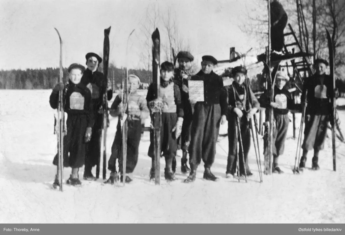 Hopprenn på Askersby gård, Varteig skjærtorsdag 1940. 
Fra venstre: 
Benjamin Dybedal, Sverre Brusevold, John Askersby, Harald Belsby (med plakat), Jul Sikkeland, Bjarne Berby, Frans Torkilsen, Andreas Nordli, Ola Bergby, Jens Bergsland på stillaset.