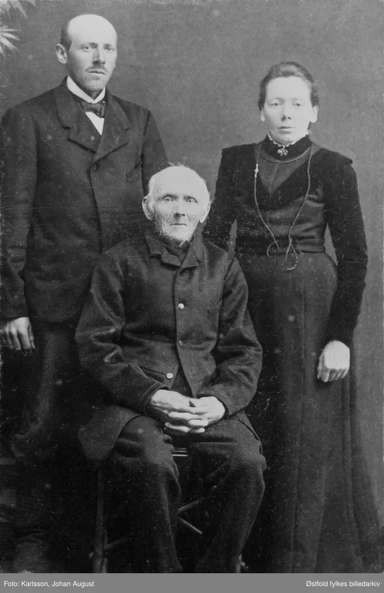 Gruppebilde, alle fra Varteig ca. 1905-10. 
Fra venstre: Ole Hauger, Anders Johnsen Hauger, Sofie Hauger