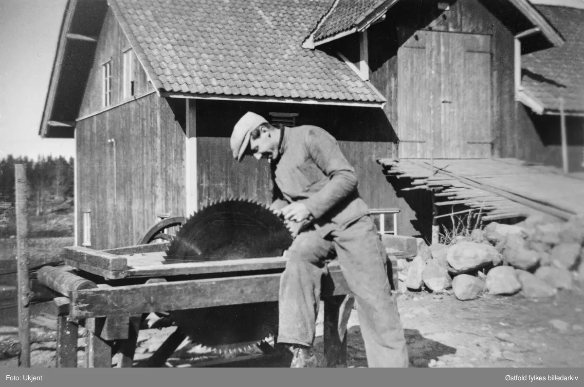 Hans Bergerud f. 1917 ved saga, Bergerud vestre, Neaskog i Varteig ca. 1945-50.