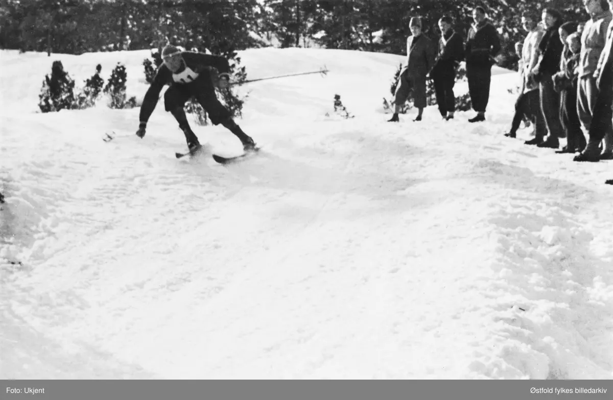 Påskerenn på Belsbykollen i Varteig, like etter krigen. Reidar Haven (1929-1952) i skiløypa.