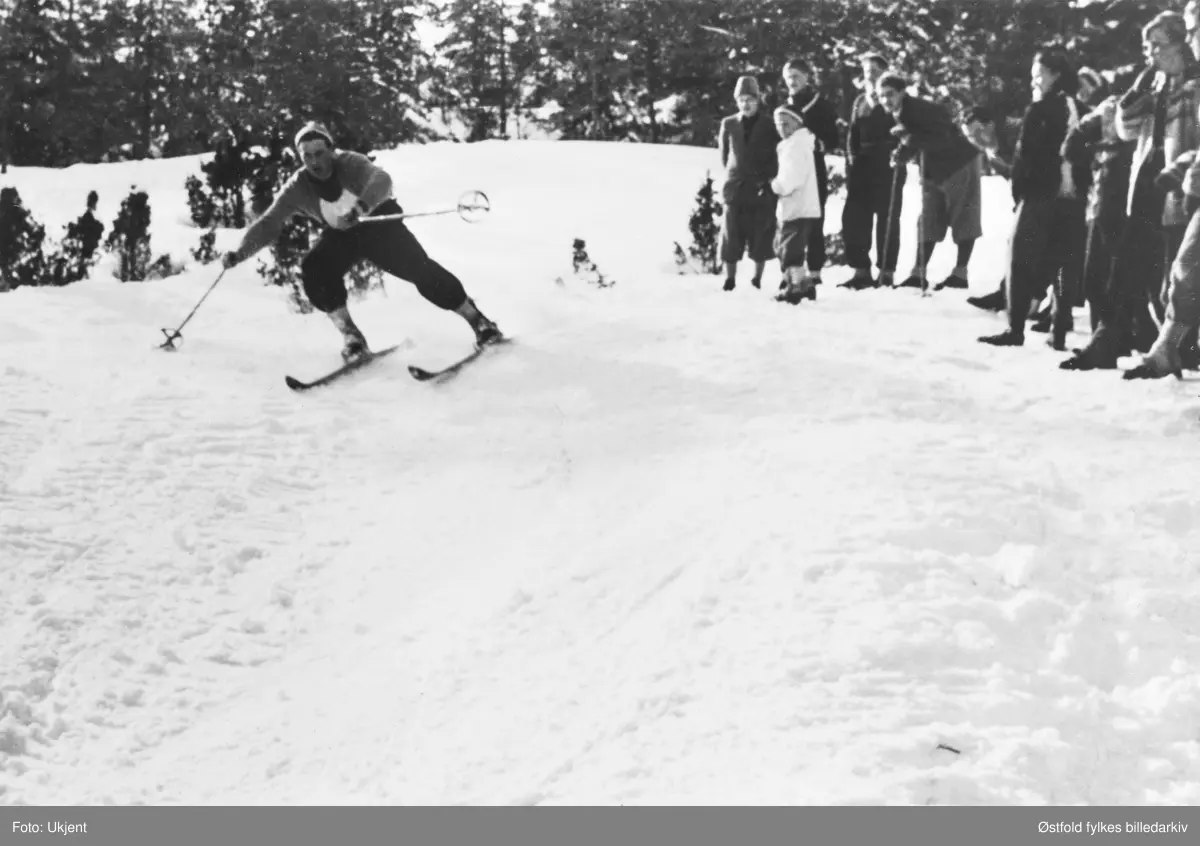 Påskerenn på Belsbykollen i Varteig, like etter krigen. Ole K. Brenne på ski i løypa.