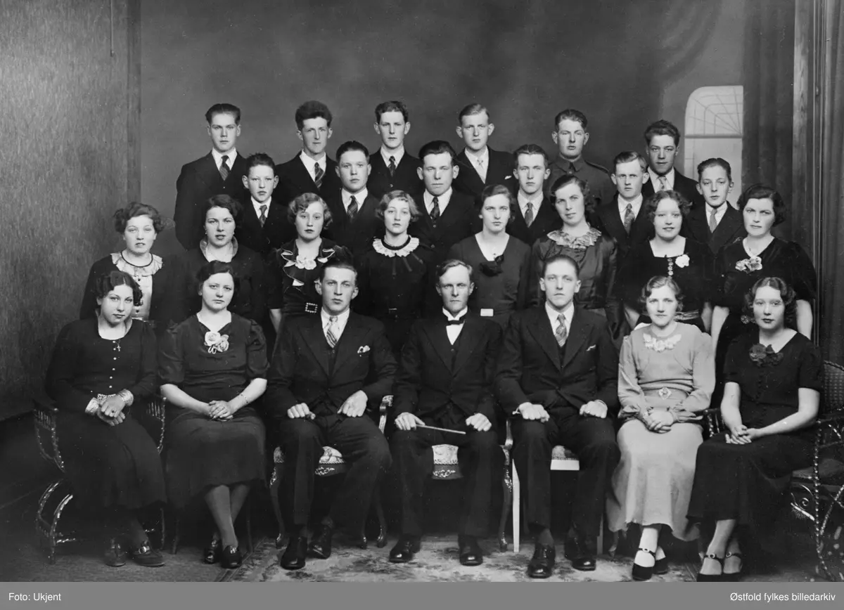 Varteig blanda kor med sin dirigent Hilmar Belsby 1938. Navneliste med plassering, se fotokort.