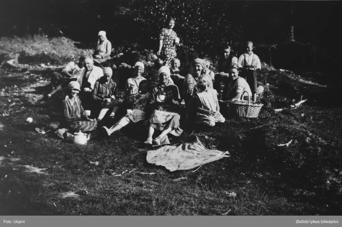 Matpause i skuronna på Skaulund/Berget i Varteig ca. 1933. Bildet er tatt ved sandgropa på delet mellom Skaulund og Berget i Varteig Navneliste%